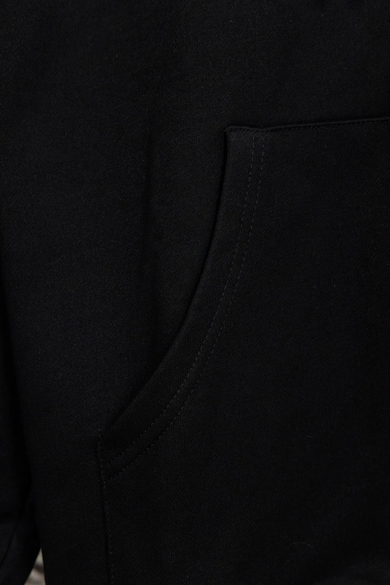P240 Style No.: Y055 Ralph Lauren/Ralph Lauren pony embroidered zipper cardigan hooded sweatshirt. A one-of-a-kind sweatshirt for autumn and winter is here. You can wear it casually no matter how you wear it! ! This hooded sweatshirt is decorated with the simple style that represents Ralph Lauren and is paired with a pony embroidery pattern, which is three-dimensional and full! The solid color fabric paired with exquisite embroidery instantly sets it off! Hooded sports design, loose and casual fit! The overall texture is very strong! Through the pictures, we can feel the thickness and texture of custom-woven and dyed threads. The workmanship is exquisite. They are shipped from major foreign trade factories. They are all made by masters with many years of experience. Everything is of high standards and requirements! Simple and versatile model ~ Made of imported pique cotton fabric, which is super delicate and soft, close to the body without being tied. All fabrics and accessories are original custom-made and of high quality! Perfectly reflects the brand’s sense of superiority! Standard cut, comfortable stretch, unrestricted movement! Highly practical, high-end and classy! Versatile style ~ can be paired with jeans or jogging pants. Ideal for transitioning from your morning commute to weekend events! Tag, hanging particles, washed, packaging bag, full set of accessories, very good-looking, super exquisite workmanship, size: S-XL, color: navy, black, gray